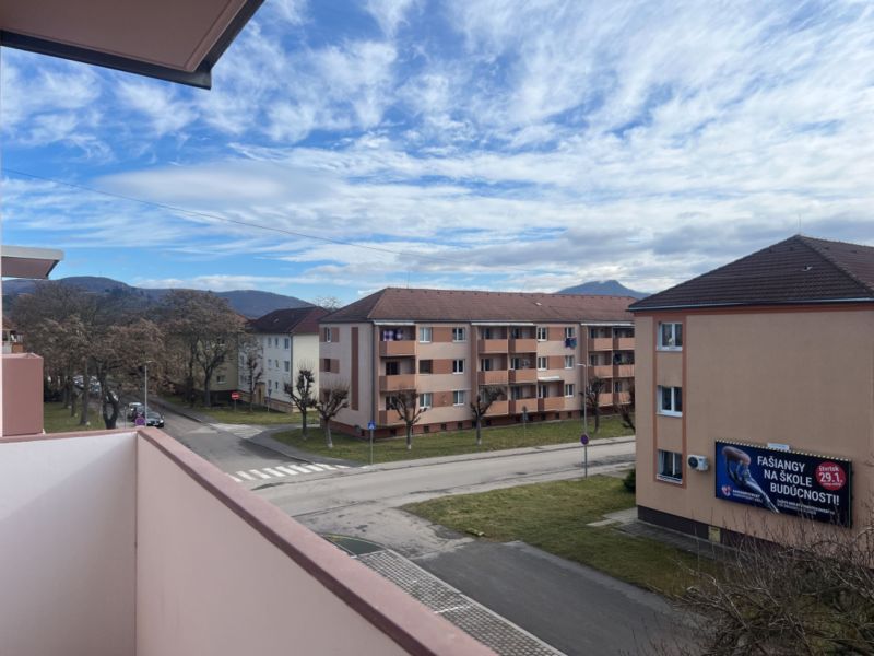 Na predaj 3-izbový byt s loggiou – Žiar nad Hronom, ul. D. Hrdinov - Výhľad z 2-izbového bytu na ulici Dukelských hrdinov, Žiar nad Hronom, Slovensko.