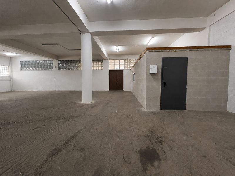 Na  prenájom vykurovaný sklad s nakladacou rampou, 540 m² - Zvolen - Interiér skladov a hál s masívnym betónovým stĺpom a sivými stenami.