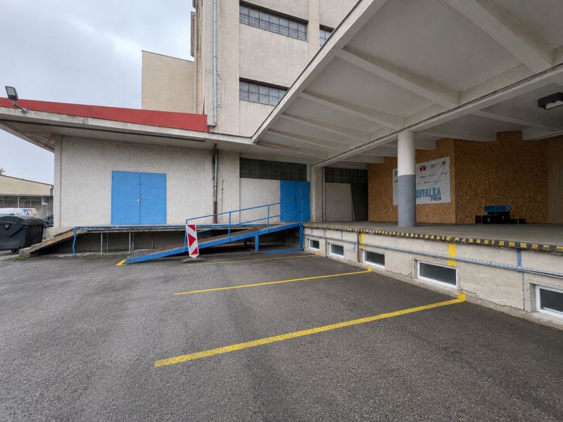 Na  prenájom vykurovaný sklad s nakladacou rampou, 540 m² - Zvolen - Exteriér budovy v Zlatom Potoku, Zvolen s rampou v areáli skladov a hál.