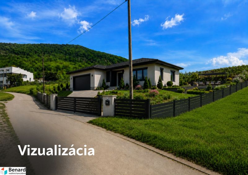 Priestranný stavebný pozemok 2 441 m² vo Finticiach - Rodinný dom s upraveným pozemkom na bývanie vo Finticiach obklopený zeleňou a horami.
