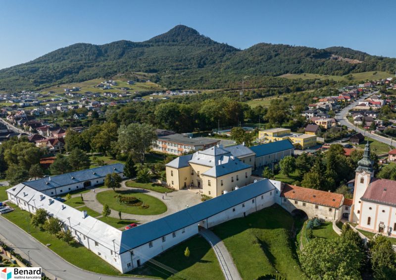 Priestranný stavebný pozemok 2 441 m² vo Finticiach - Historická budova s nádvorím v prostredí Fintíc, pozemky - bývanie, lemované prírodou.