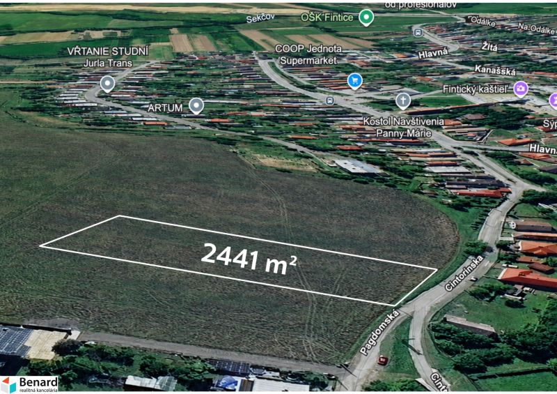 Priestranný stavebný pozemok 2 441 m² vo Finticiach - Pozemky - bývanie v Finticiach, veľkosť 2441 m², viditeľné miestne orientačné body.