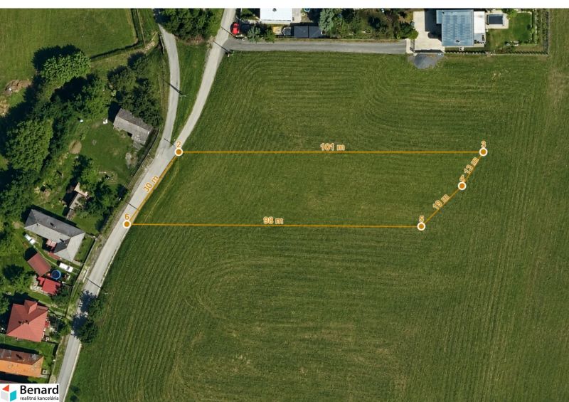Priestranný stavebný pozemok 2 441 m² vo Finticiach - Letecký pohľad na pozemky - bývanie vo Finticiach s vyznačenými rozmermi.