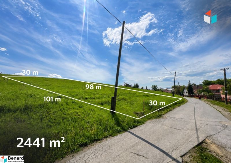 Priestranný stavebný pozemok 2 441 m² vo Finticiach - Pozemky - bývanie v Finticiach s rozlohou 2441 m², vedľa cesty pod modrou oblohou.