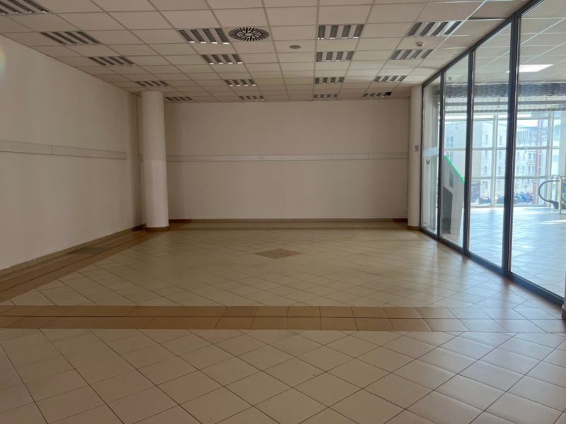 Obchodný priestor na prenájom 79 m² - Banská Bystrica NO718ZL - Prázdne obchodné priestory s veľkými oknami a dlažbou, ideálne pre vaše podnikanie.