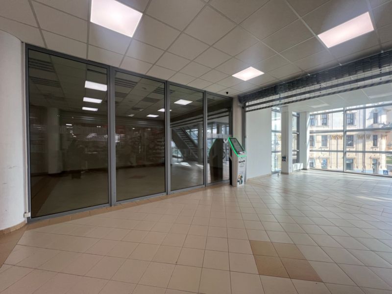 Obchodný priestor na prenájom 79 m² - Banská Bystrica NO718ZL - Presklené obchodné priestory s dlažbou a bankomatom, interiér s veľkými oknami.