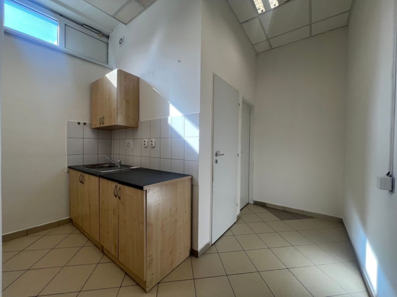 Obchodný priestor na prenájom 79 m² - Banská Bystrica NO718ZL - Malá kuchynka s drezom a skrinkami v obchodných priestoroch.