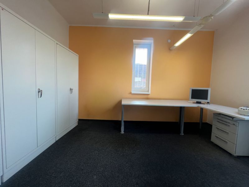 Prenájom skladové priestory s kanceláriami od 200 m² – Banská Bystrica - Kancelária s nábytkom, počítačom a skriňami na svetlej podlahe.