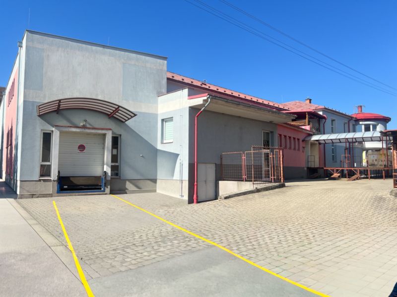 Prenájom skladové priestory s kanceláriami od 200 m² – Banská Bystrica - Výrobné priestory v Kremničke, Banskej Bystrici s prístupovou rampou a dlažbou.