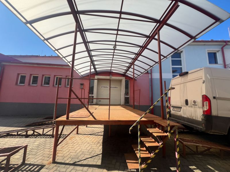 Prenájom skladové priestory s kanceláriami od 200 m² – Banská Bystrica - Nakladacia rampa s kovovou strechou v Kremničke, Banská Bystrica, výrobné priestory.