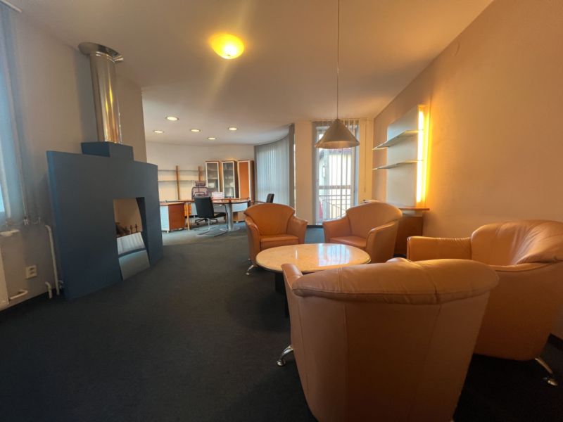 Prenájom skladové priestory s kanceláriami od 200 m² – Banská Bystrica - Interiér výrobných priestorov s krbom, koženými kreslami a konferenčným stolíkom.