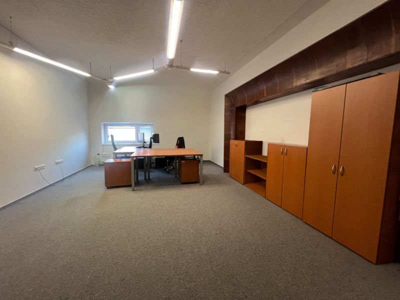 Prenájom skladové priestory s kanceláriami od 200 m² – Banská Bystrica - Kancelárske výrobné priestory s kancelárskym stolom, kobercovou podlahou a skrinkami.