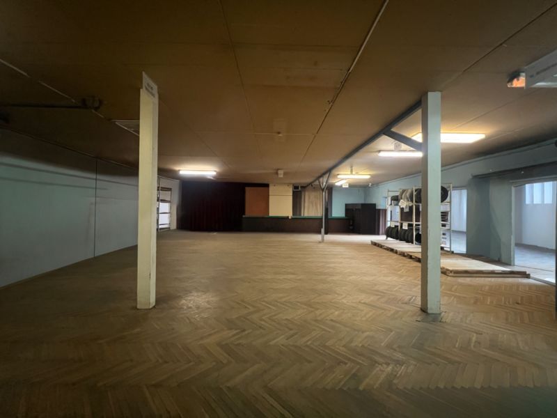 Prenájom skladové priestory s kanceláriami od 200 m² – Banská Bystrica - Výrobné priestory s podlahou s dreveným dekorom a osvetlením.