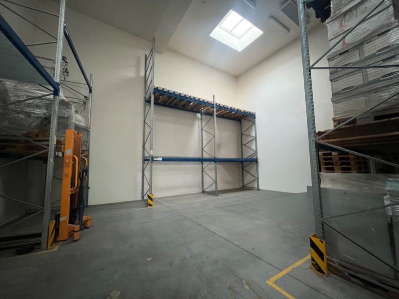 Sklad + kancelárie 1349 m² logistický objekt s rampami -Banská Bystria - Sklady a haly s vysokými regálmi a strešným oknom, betónová podlaha.