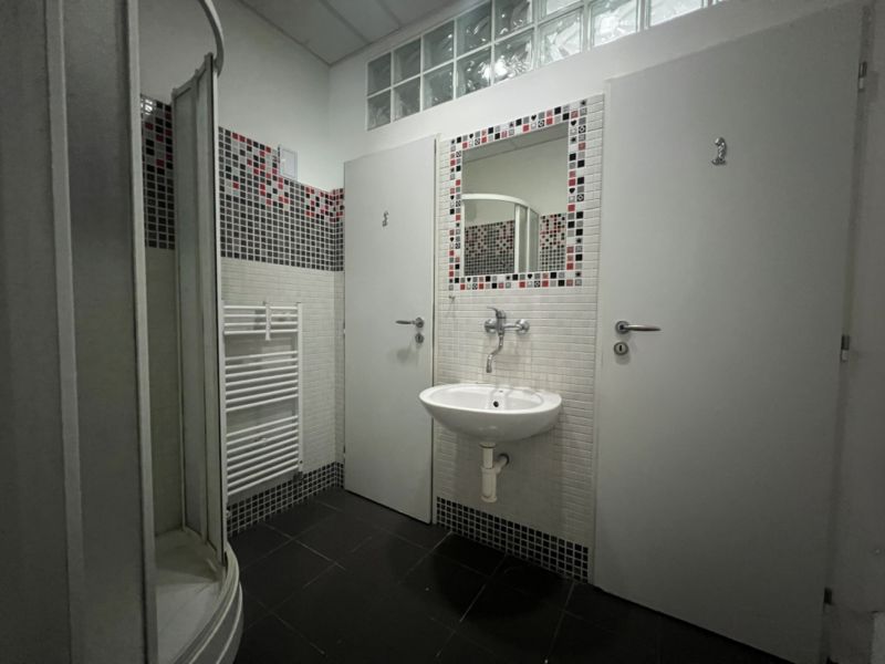 Sklad + kancelárie 1349 m² logistický objekt s rampami -Banská Bystria - Kúpeľňa s umývadlom, sprchou, zrkadlom a dverami v Skladoch a halách.