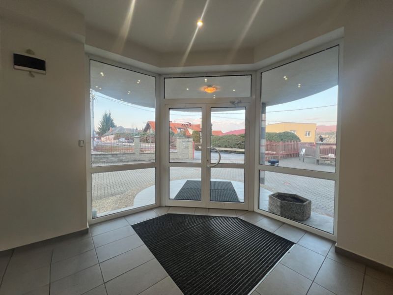 Sklad + kancelárie 1349 m² logistický objekt s rampami -Banská Bystria - Presklené vstupné dvere s rohožkou a vonkajším výhľadom, výrobné priestory.