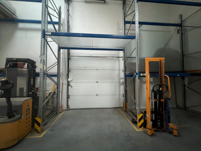 Sklad + kancelárie 1349 m² logistický objekt s rampami -Banská Bystria - Sklady a haly s regálmi, vysokozdvižným vozíkom a zatvorenou garážovou bránou.