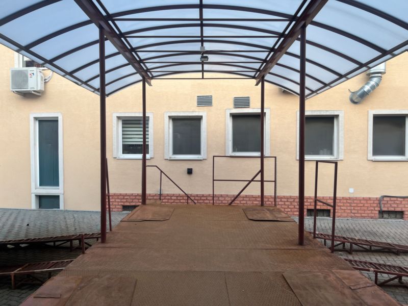 Sklad + kancelárie 1349 m² logistický objekt s rampami -Banská Bystria - Prístrešok s kovovou konštrukciou pri budove v Banskej Bystrici, sklady a haly.