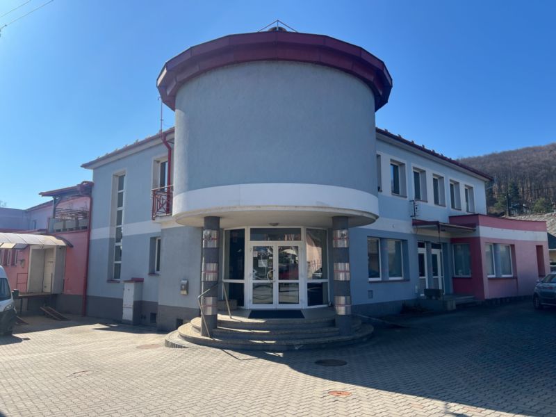Sklad + kancelárie 1349 m² logistický objekt s rampami -Banská Bystria - Budova s oblúkovým vchodom v Kremničke, Banská Bystrica, slúžiacu pre sklady a haly.