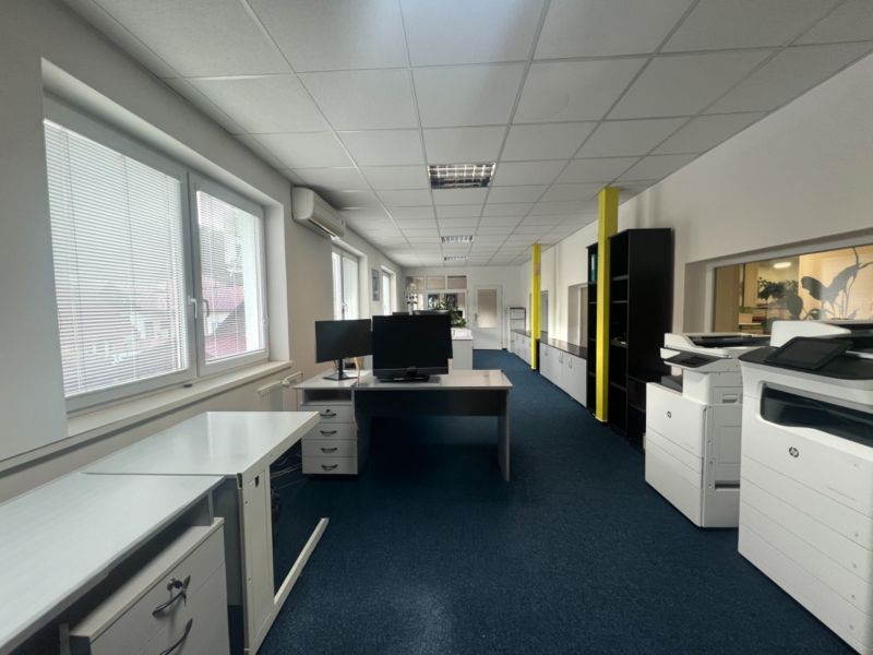 Sklad + kancelárie 1349 m² logistický objekt s rampami -Banská Bystria - Kancelársky priestor s kobercom, stolmi, monitormi a kopírkami.