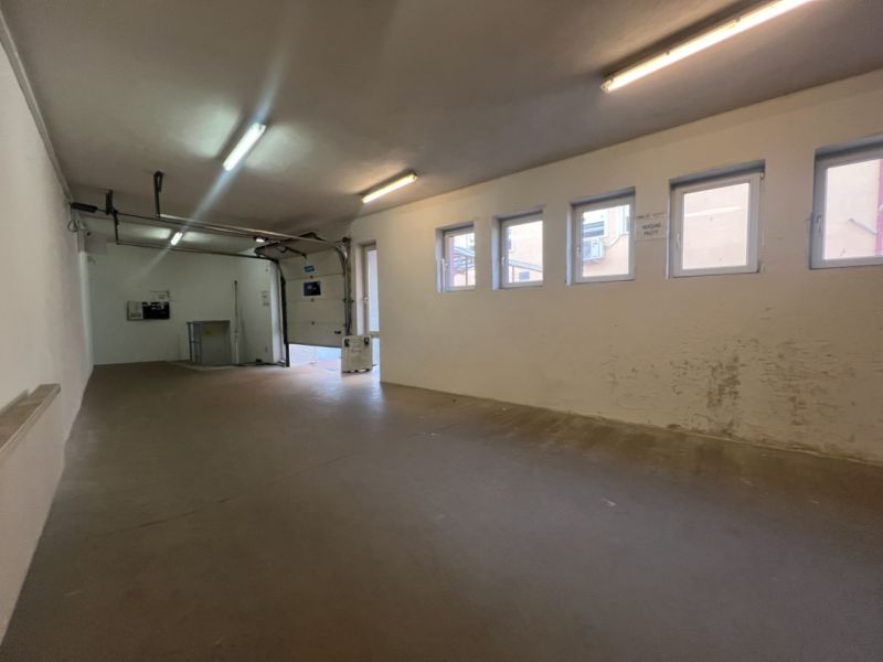 Sklad + kancelárie 1349 m² logistický objekt s rampami -Banská Bystria - Vnútorný priestor Skladov a hál s oknami a garážovou bránou.