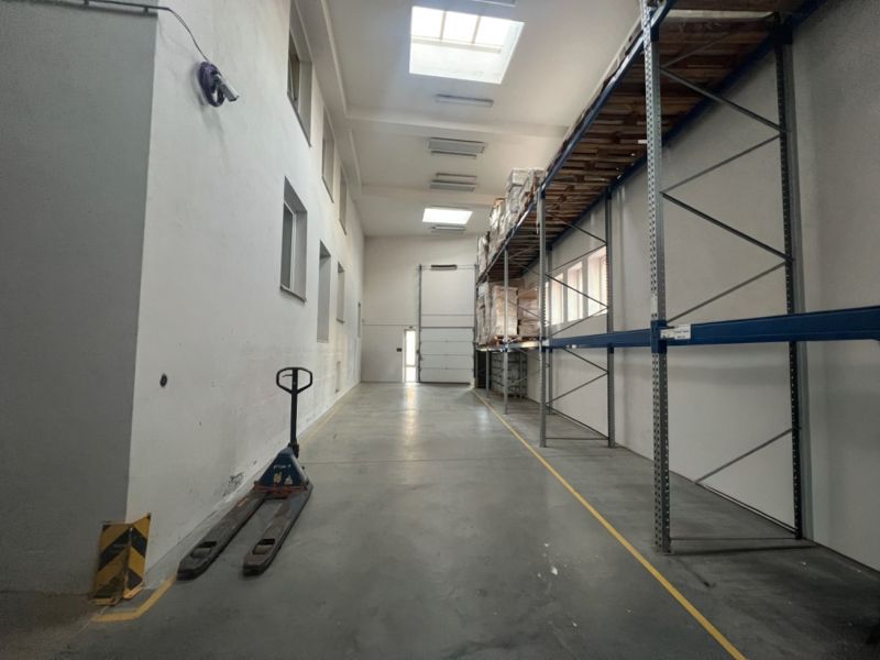 Sklad + kancelárie 1349 m² logistický objekt s rampami -Banská Bystria - Sklady a haly s regálmi a paletovým vozíkom.
