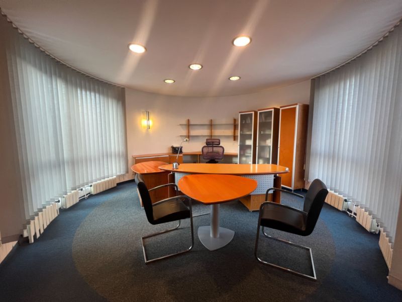 Sklad + kancelárie 1349 m² logistický objekt s rampami -Banská Bystria - Kancelária so stolom z dreveného dekoru, policami a presvetlenými vertikálnymi žalúziami.