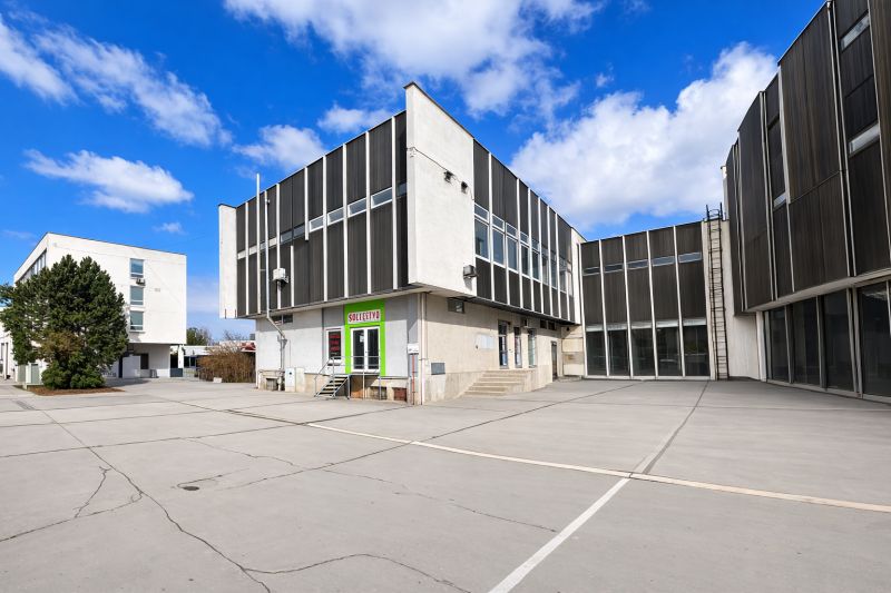 Komerčné priestory pri hlavnej ceste s parkoviskom -Žiar nad Hronom - Gastro priestory so strohou architektúrou v meste Žiar nad Hronom, okres Žiar nad Hronom.