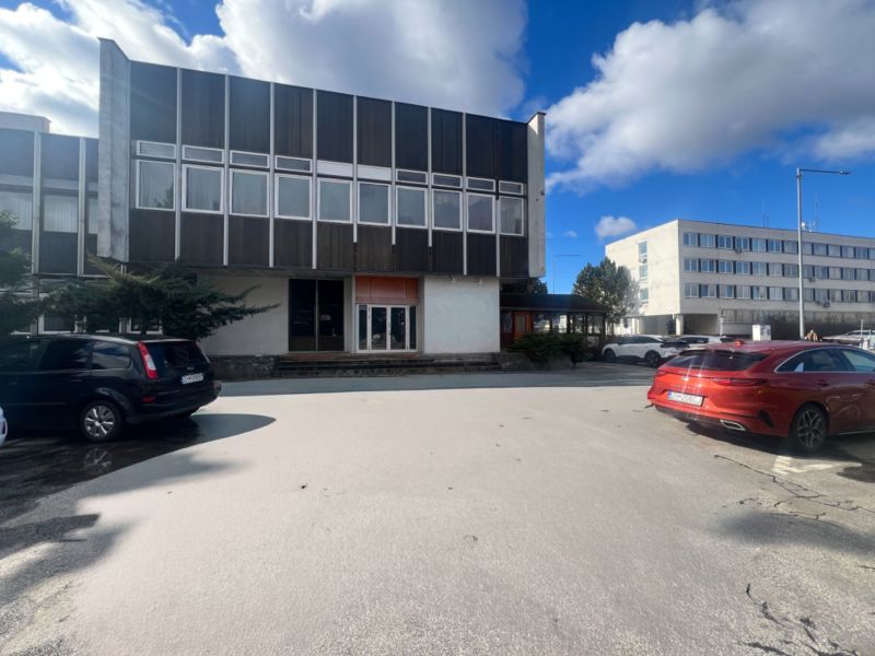 Komerčné priestory pri hlavnej ceste s parkoviskom -Žiar nad Hronom - Budova s parkoviskom v SNP, Žiar nad Hronom, okres Žiar nad Hronom, Banskobystrický kraj.