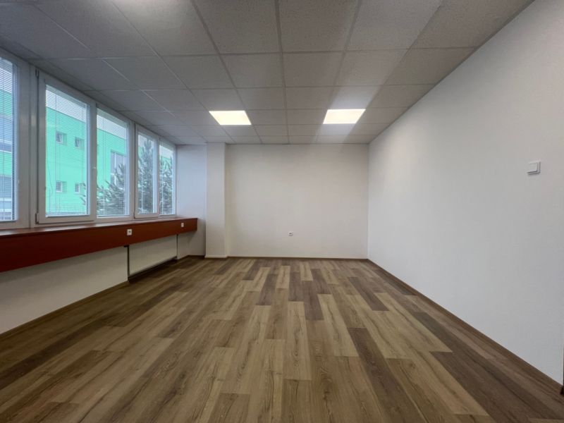 Prenájom kancelárske priestory 27 m² -Banská Bystrica, Zvolenská cesta - Kancelárie s veľkými oknami a podlahou s dreveným dekorom.