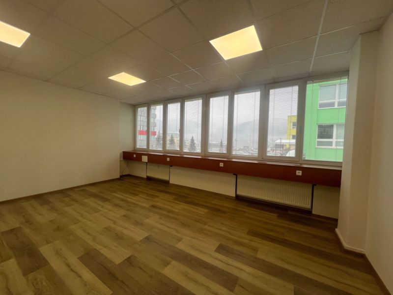 Prenájom kancelárske priestory 27 m² -Banská Bystrica, Zvolenská cesta - Kancelárie s veľkými oknami a podlahou s dreveným dekorom.
