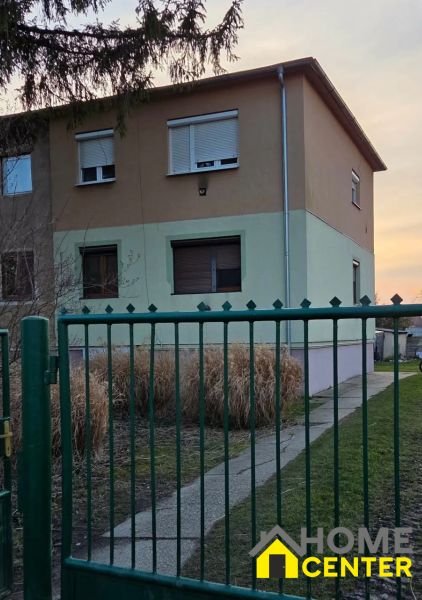 PREDAJ : 3 IZBOVÝ BYT V ZEMIANSKEJ OLČI  - Dom obklopený zeleňou s plotom v Zemianskej Olči, 3-izbový byt na druhom poschodí.