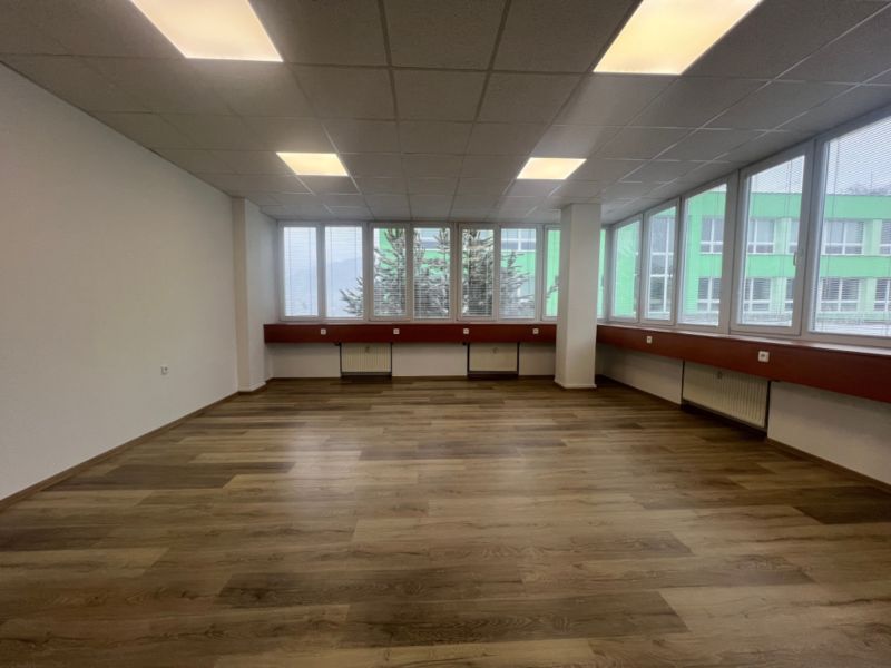 Na prenájom kancelárske priestory 66,6 m² - Banská Bystrica, Zvolenská - Kancelárie s podlahou s dreveným dekorom a veľkými oknami, Banská Bystrica.
