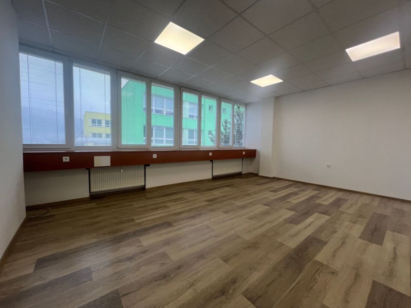 Na prenájom kancelárske priestory 66,6 m² - Banská Bystrica, Zvolenská - Kancelárie s veľkými oknami a podlahou s dreveným dekorom.