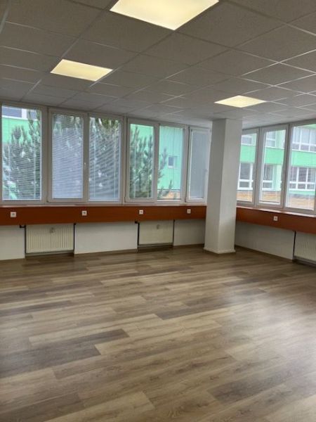 Na prenájom kancelárske priestory 66,6 m² - Banská Bystrica, Zvolenská - Kancelárie s podlahou s dreveným dekorom a veľkými oknami.