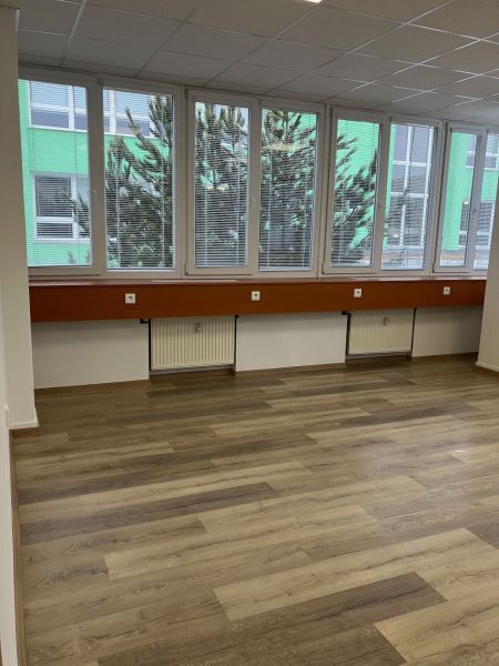 Na prenájom kancelárske priestory 66,6 m² - Banská Bystrica, Zvolenská - Kancelárie s veľkými oknami, podlaha s dreveným dekorom, svetlé steny a podhľad.