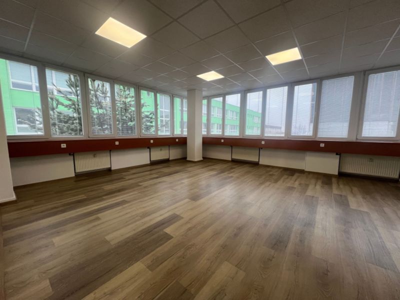 Na prenájom kancelárske priestory 66,6 m² - Banská Bystrica, Zvolenská - Veľké kancelárske priestory s podlahou s dreveným dekorom a veľkým oknami.