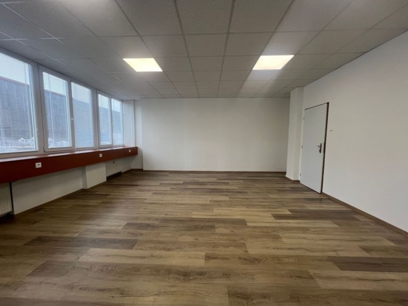Na prenájom kancelárske priestory 66,6 m² - Banská Bystrica, Zvolenská - Kancelárie so svetlými stenami a podlahou s dreveným dekorom, presklené okná a biely strop.