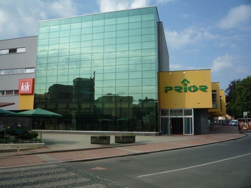 Prenájom komerčných priestorov v OD Prior, centrum  - Banská Bystrica  - Obchodné centrum s presklenou fasádou na Robotníckej v Banskej Bystrici, okres Banská Bystrica.