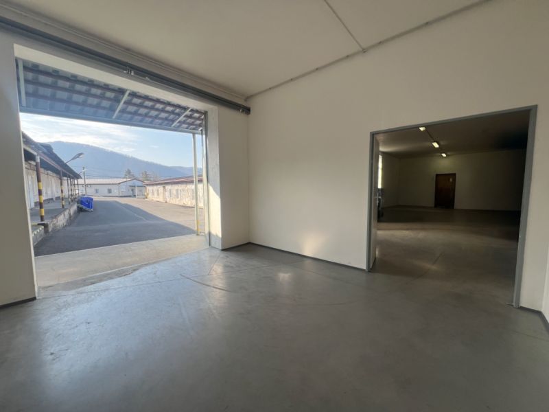 Skladové a výrobné priestori s kanceláriami 130 m² /180 m² /198 m² BB - Sklady a haly v okrese Banská Bystrica, viditeľný vstup a zázemie budovy.