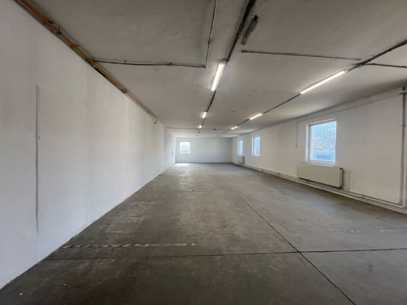 Skladové a výrobné priestori s kanceláriami 130 m² /180 m² /198 m² BB - Rozsiahla prázdna hala s betónovou podlahou v budove Sklady a haly.