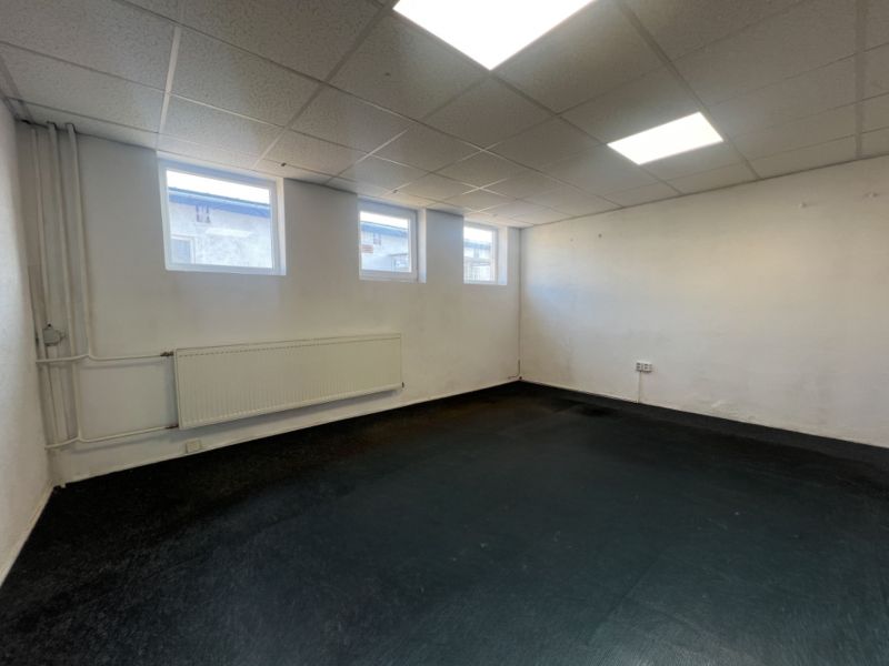 Skladové a výrobné priestori s kanceláriami 130 m² /180 m² /198 m² BB - Izba so zníženým stropom, tromi oknami a radiátorom v Sklady a haly.