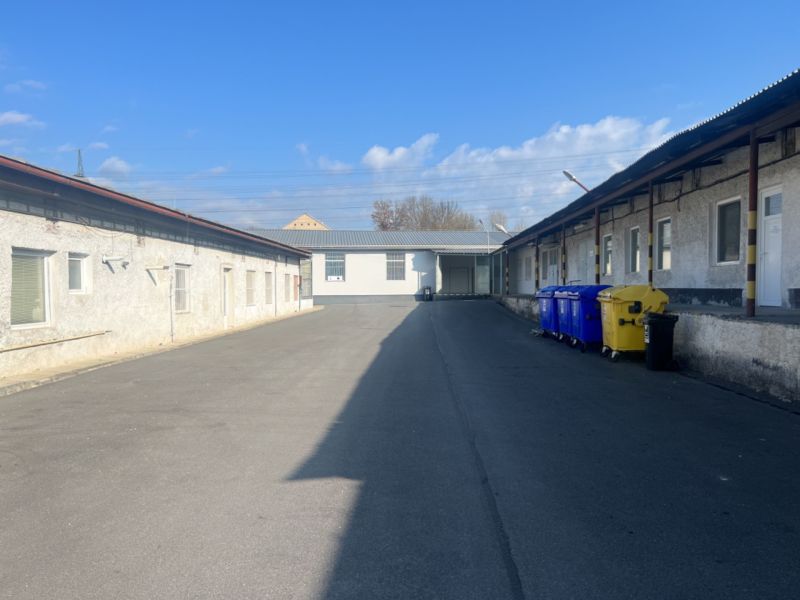 Skladové a výrobné priestori s kanceláriami 130 m² /180 m² /198 m² BB - Exteriér Sklady a haly s farebnými kontajnermi v Banskobystrici, Cementárenská cesta.