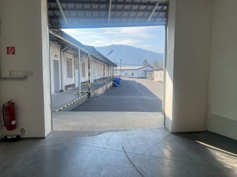 Skladové a výrobné priestori s kanceláriami 130 m² /180 m² /198 m² BB - Pohľad zo Skladov a hál na vonkajšie priestory v okrese Banská Bystrica.