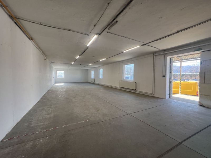 Skladové a výrobné priestori s kanceláriami 130 m² /180 m² /198 m² BB - Priestranný interiér Sklady a haly s betónovou podlahou a množstvom denného svetla.
