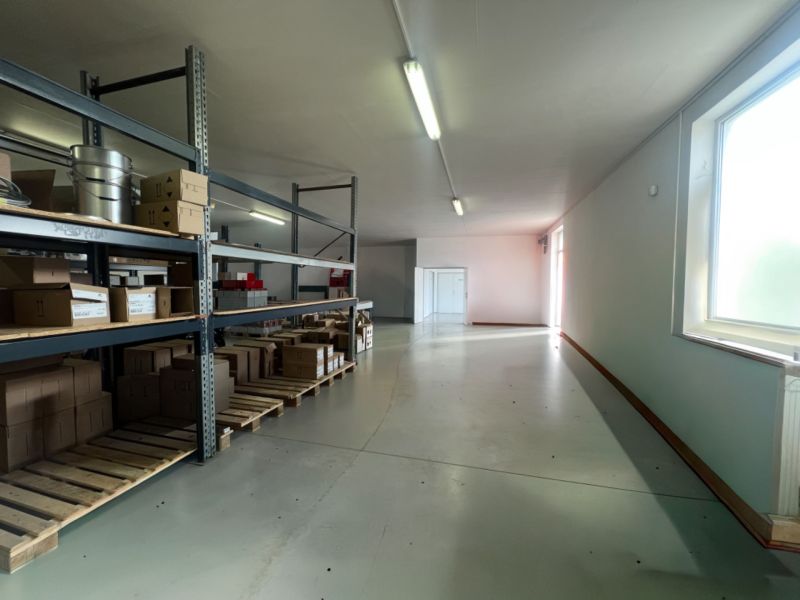 Skladové a výrobné priestori s kanceláriami 130 m² /180 m² /198 m² BB - Sklenené regály s krabicami v skladoch a halách, osvetlené prirodzeným svetlom.