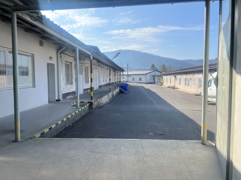 Skladové a výrobné priestori s kanceláriami 130 m² /180 m² /198 m² BB - Priemyselné objekty a sklady na Cementárenskej ceste, v Senici, obklopené horami.