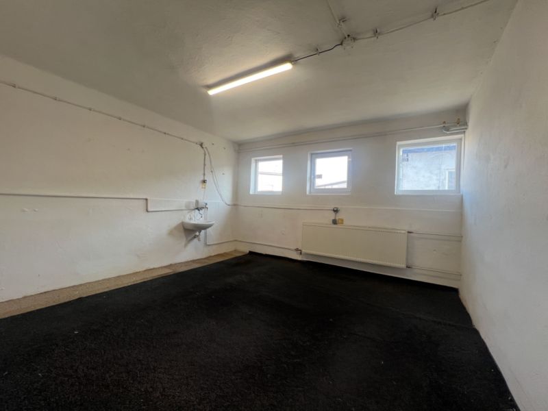 Skladové a výrobné priestori s kanceláriami 130 m² /180 m² /198 m² BB - Prázdna miestnosť v Sklady a haly s oknami, umývadlom a radiátorom.