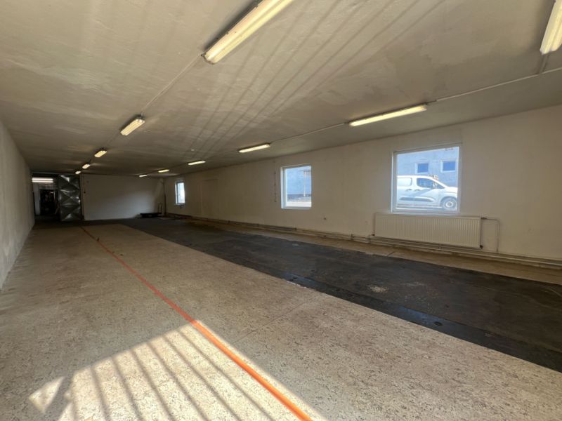 Skladové a výrobné priestori s kanceláriami 130 m² /180 m² /198 m² BB - Hala s osvetlením, podlahou, oknami a dverami v skladoch a halách.