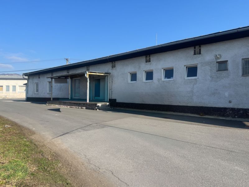 Skladové a výrobné priestori s kanceláriami 130 m² /180 m² /198 m² BB - Sklady a haly v okrese Banská Bystrica, cementová budova na ceste.